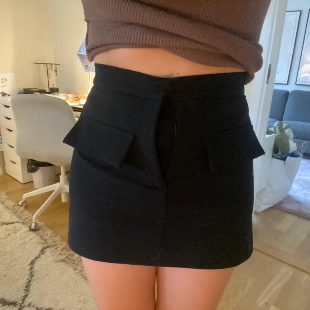 En svart kjol med short inbyggt från zara i xs men passar mig som brukar ha s också ❤️dragkedjan är sönder. Kjolar.