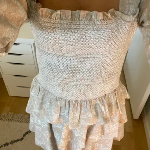 Topp och kjol  - Gulligt sett från bymalina,  stretchiga material.  Är en topp och en kjol egentligen men om man använder de tsm ser de ut som en klänning 🤩 Vid ena armen har tråden gått av men de är inget som man lägger märket till☺️ Säljs ej längre och bara använt 2 gång