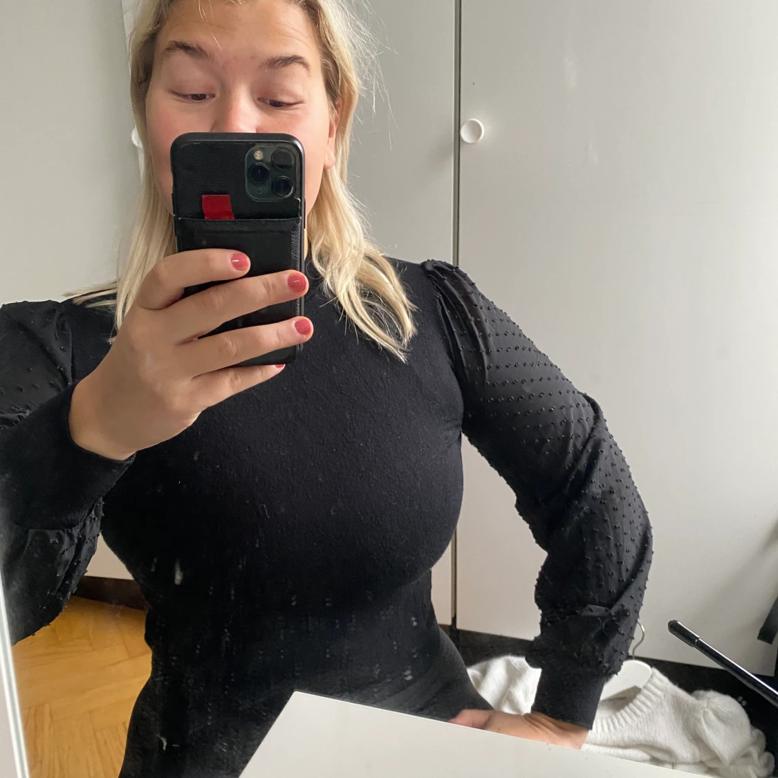 Svart blus med speciella ärmar  - 90