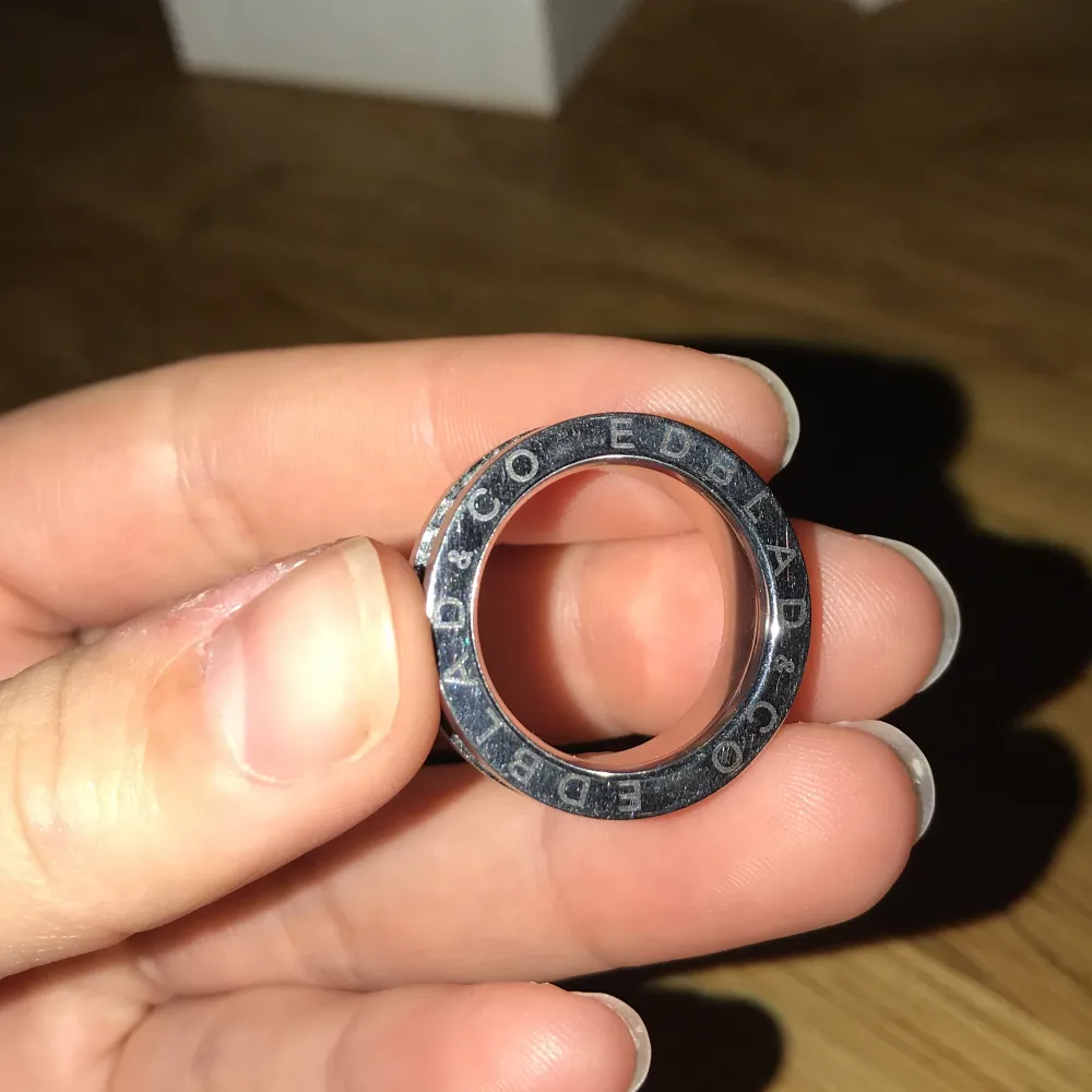 Snygg ring från Edblad. Skulle säga att det är ungefär en storlek M i ringar. . Accessoarer.