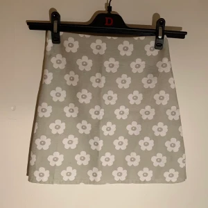 Blom kjol - Ljusgrön blommig kjol från shein, storlek XS. Den är mer grön i verkligheten än vad den är på bilderna. Insydd i sidorna men det går enkelt att sprätta upp. Köp för 45kr + frakt 🌸 pris kan diskuteras! 