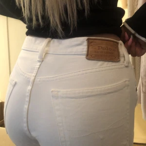 Lågmidjade vita jeans  - Ifrån Ralph lauren, inköpspris 1500kr  Storlek 28