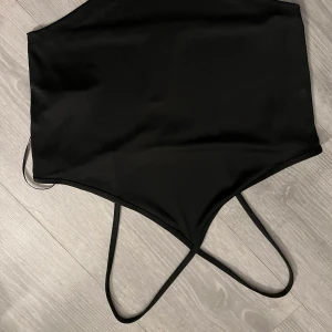 Svart topp - Svart topp ifrån Gina trico aldrig använt prislappen kvar. Tyvärr blev bilderna upp och ner🙈🙈