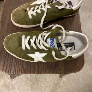 Golden goose gröna sneakers  - Använda 1 gång, storlek 39, mocka grön (pris går o diskutera) 