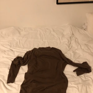 Badic brun polo - Basic polo med krage