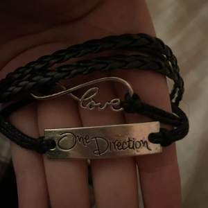One Direction armband. Köparen står för frakt. 