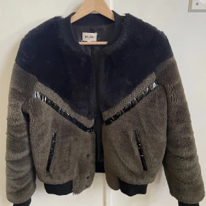 Vårjacka - Supermysig jacka från Belair. Går att stänga med knappar, har två fickor framtill. Fint skick! Nypris 2000kr. strl T1 som motsvarar S