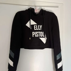 Crop top hoodie  - En cool crop top hoodie från Elly Pistol. Inga skavanker.