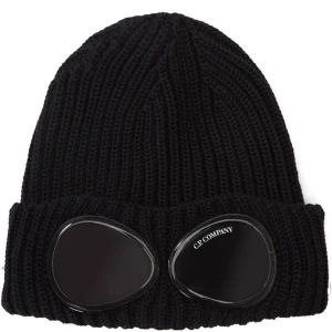 CP COMPANY - Säljer min CP Company mössa, då den ej kommer till användning. Användes endast förra vintern och har inga defekter. Nypris: 1200kr.  Passar både kvinnor och män  Pris kan diskuteras vid snabb affär 