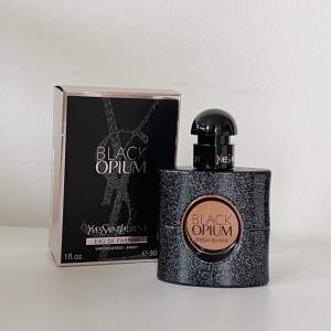 Säljer min flaska Black Opium från YSL (30ml). Den var inte riktigt min grej, så den har bara använts 2-3 gånger.  Nypris ca 450-500kr.  Pris exklusive frakt!  Köper du mer än en parfym kan du få extrapris!
