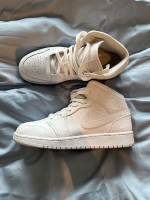 Air Jordan 1 mid 🤍 - Superfina helvita air jordan 1 mid. Storlek 38,5. Säljer eftersom jag bara får ont av mids. Därav kanske använda tre tillfällen som mest. Har dessvärre slängt kvitto och box. Men jag kan garantera er att dem är äkta. Finns även en kod inuti. 🤍