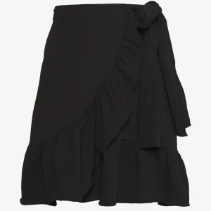 Svart kjol  - Kjol från Vero Moda (VMCITA BOBBLE - omlottkjol) i stolek M. 