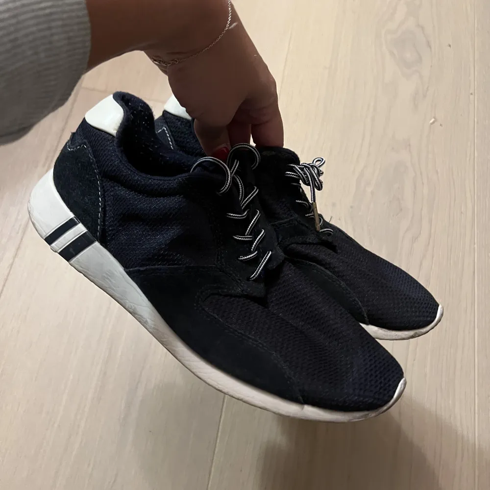 Säljer dessa super sköna GANT SNEAKERS NAVY i 38, använt skick! . Skor.