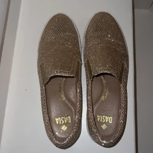 Ett par jätte fina Dasia skor det är använda men i bra skick😀❤️ - Original priset var runt 1500 och jag säljer dom för mindre än halva alltså 500kr❤️det är strl 38 men funkar bra för 39 också jag har str 39 och dom passar jätte bra på mig om du har några frågor skriv till mig privat❤️