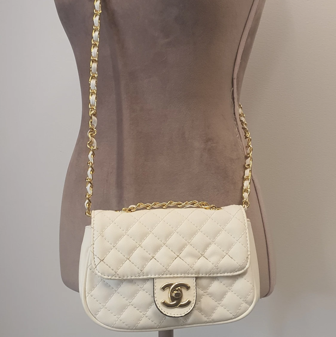 Vit axelremsväska med guldkedja axelrem