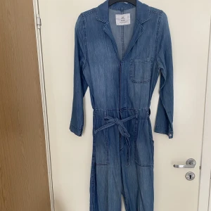 Denim jumsuit - Fin jumpsuit i denim. 