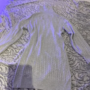 Grå varm klänning  - Denna är knappast använd och är mjuk i materialet. Jag är 150cm och har i vanliga fall xs och denna sitta otroligt fint på och blir inte alls för kort 