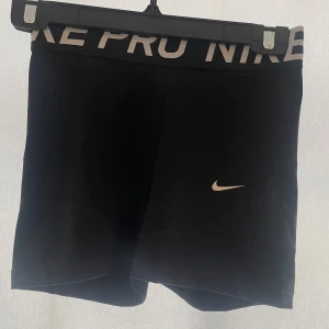 Nike träningshorts  - Shorts från Nike, använda en gång, nypris 400kr
