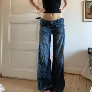 Lågmidjade jeans - Vida lågmidjade jeans! Snygga!!! Är 175 cm lång ❤️