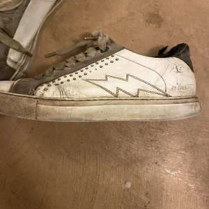 Zadig skor  - Ganska slitna stadig skor som går att fräscha upp genom att typ byta skosnören och tvätta dem. Defekter finns. Kan skicka bilder❤️‍🔥