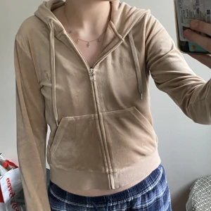 Juicy couture  - Säljer min beiga juicy couture tröja som är i bra skick