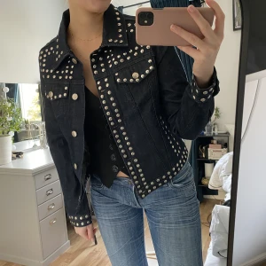 Nit jacka  - jeansjacka!!!! Ny och oanvänd mörkblå jacka med silver nitar. Speciell och unik, inte sätt någon annan bära denna. Köpt på Nydén, prislappen sitter kvar och aldrig använd. Jackan är i storlek S. 49kr frakt.💕 nypris ca 1100kr