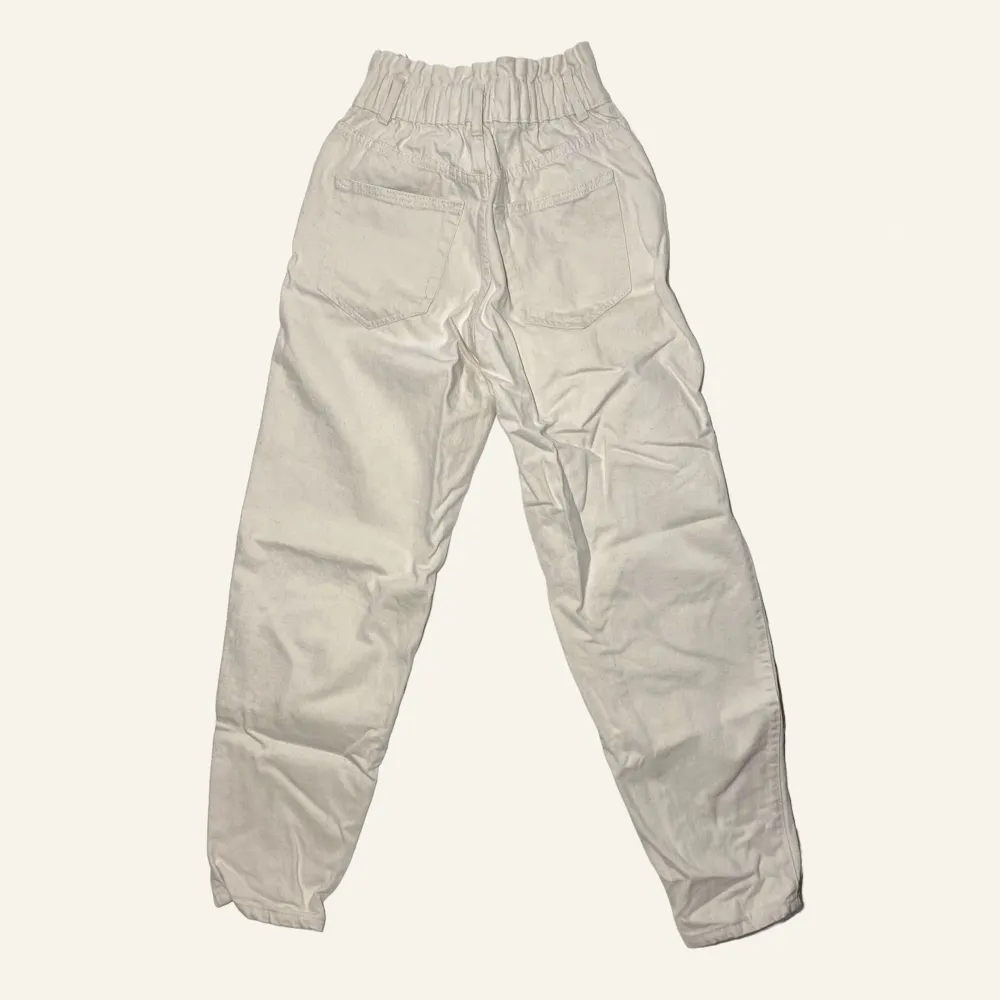 Beige jeans/byxor från PULL&BEAR och nypris 350. Passar en liten storlek. Bra skick, inga deflekter. Köps via Swish eller köp nu 💋. Jeans & Byxor.