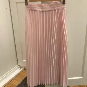 Rosa plisserad kjol ifrån Gina tricot i strl. S Säljer pågrund av att den aldrig används. Endast använd ett fåtal gånger.