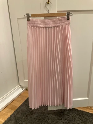 Rosa kjol - Rosa plisserad kjol ifrån Gina tricot i strl. S Säljer pågrund av att den aldrig används. Endast använd ett fåtal gånger.