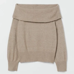 Off-shoulder tröja  - Säljer min off-shoulder tröja från hm i färgen beige. Den är använd några gånger men är i ett gott skick. Kom privat om du vill ha fler bilder🥰