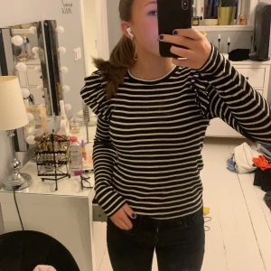 Zara tröja  - En tröja som jag inte längre anstånder, så vill gärna bli av med den! Super bra skick använt kanske 3 gånger 