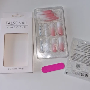 Lösnaglar - Super fina naglar som sätts fast med hjälp av nagel klistermärken som man får med. Enkelt och smidigt.