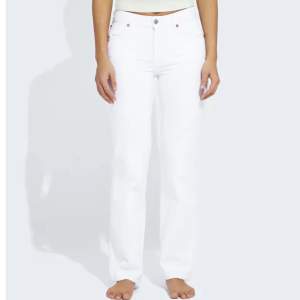 Skit snygga raka vita jeans som sitter super fint! Bara använt 1 gång, skriv för fler bilder! Nypris 700kr 