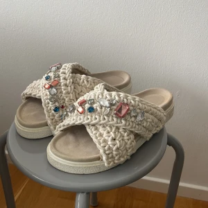 Inukki sandaler  - Säljer mina Inukkii sandaler i bra skick. Endast använda några gånger! I storlek 40 men skulle säga att de är mer som 39. Nypris 2000