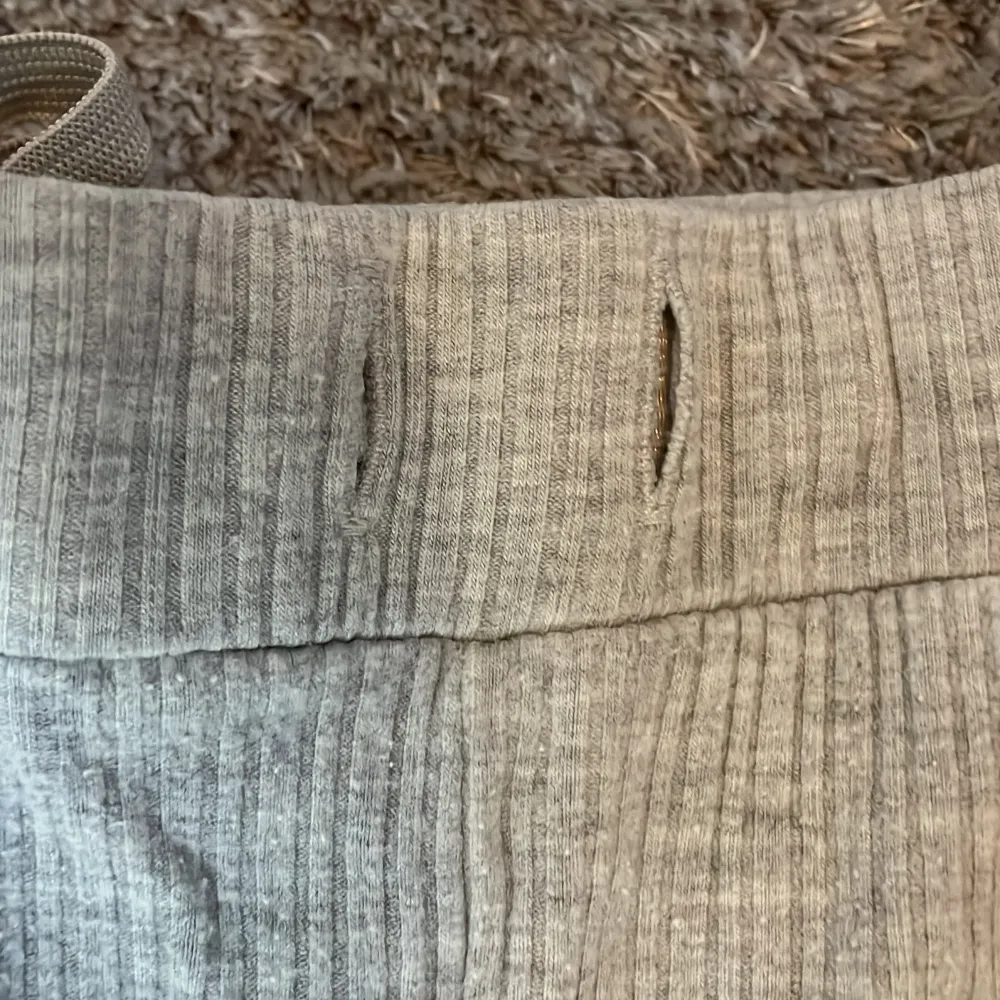  säljer ett par ljus grå byxor med fickor  har använt ganska mycket men har inga fläckar de är två hål där snörena har varit. . Jeans & Byxor.