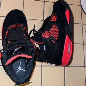 Jordan 4  - Använda knappt en månad och dom är äkta det finns kvitto och bevis på att dom är det 