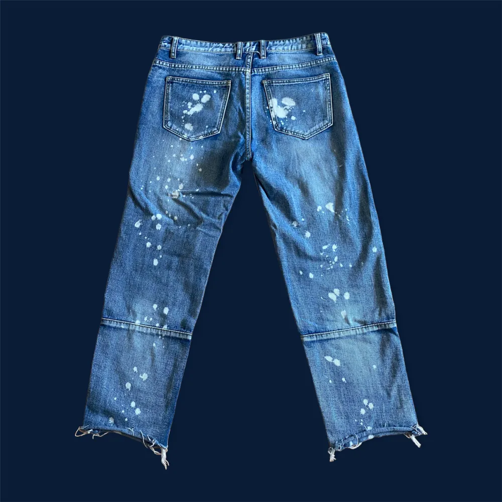 Ett par fräna straight leg jeans med hål i. Sköna och i fint skick. Storlek S men skulle uppskatta storleken till 32/30. Mått är: waist 42 cm - inseam 63 cm - leg opening 17,5 cm - front rise 29 cm - thigh 28 cm - knee 23 cm. Jeans & Byxor.