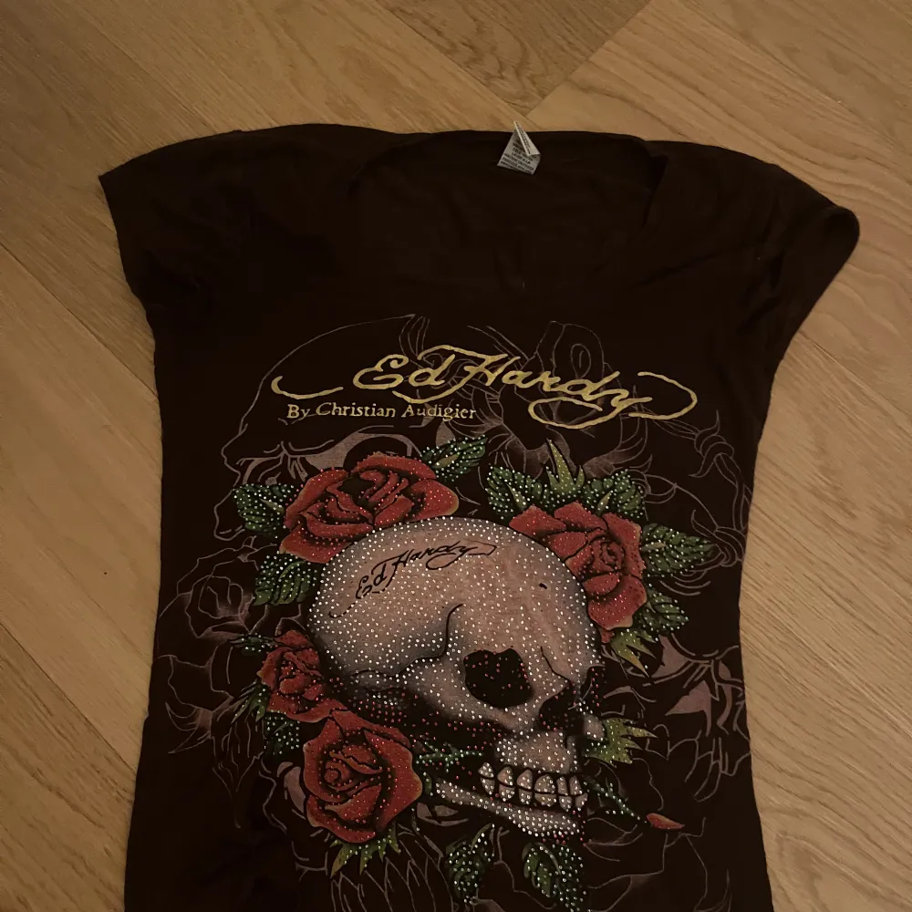 säljer en fin Ed Hardy tröja med rhinestones i storlek xs- s    (jättelitet hål på tröjan finns). T-shirts.