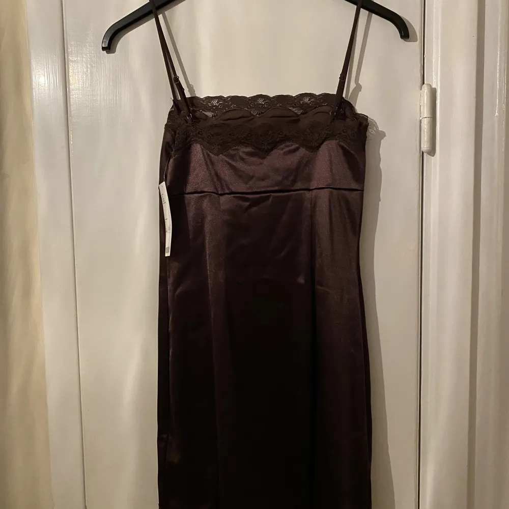 fin brun klänning med spets köpt från urban outfitters år 2020 så den säljs nog inte längre! aldrig använd därav lappen kvar (:. Klänningar.