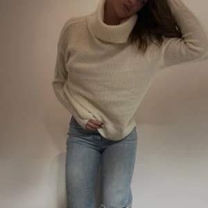 Stickad tröja - Fin vit stickad tröja 💗  (Köparen står för frakten)