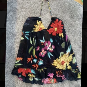 Halterneck topp - Såååå fin blommig halterneck topp💗 skriv vid funderingar/ frågor🫶