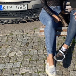 Tighta highwaist - Tighta jeans som är höga i midjan köpta på monki. Strl XS men ganska stretchiga i materialet.