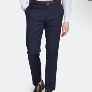 Marinblå kostymbyxor 30/30 - Marinblåa kostymbyxor i storlek 30/30 från dressmann. Nypris 799kr✨ inga skador eller fläckar, så gott som nya🔥