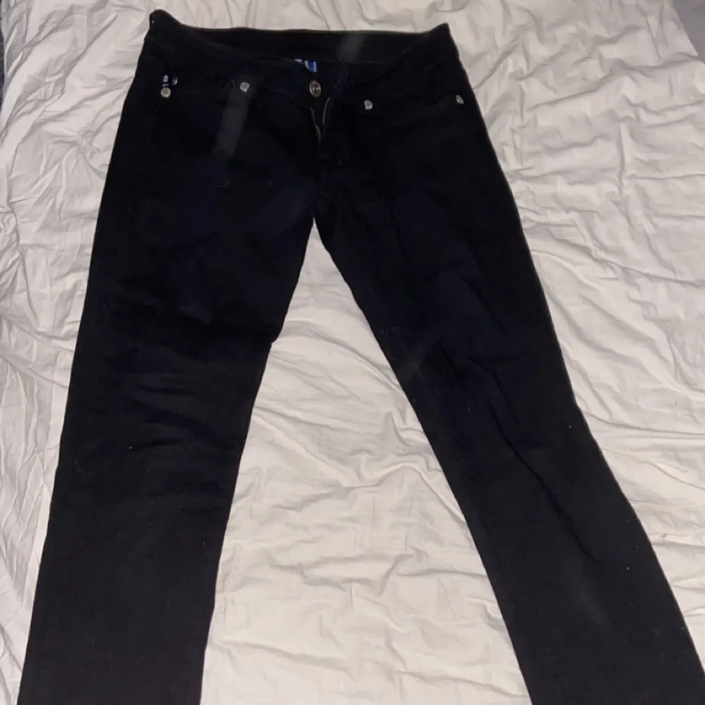 svarta Victoria beckham jeans, hittar inte storleken men skulle säga S/M super fina och i bra skick. midjemåttet är 80 samt innebensmåttet är 74cm☺️ om fler intresserade blir de budgivning!  ge gärna bud men jag har rätt att neka:)  kram. Jeans & Byxor.