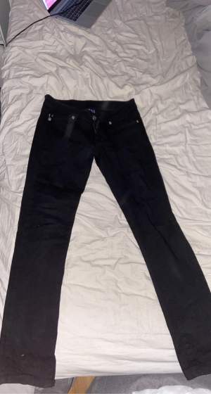svarta Victoria beckham jeans, hittar inte storleken men skulle säga S/M super fina och i bra skick. är fler intresserade blir de budgivning!  ge gärna bud men jag har rätt att neka:)  kram