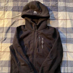 Sailracing hoodie - Sail racing hoodie i bra skick men för liten för mig:(