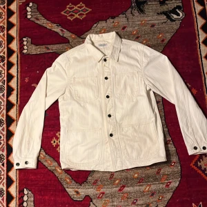 Japan Blue Jeans jacka - Japan Blue Jeans jacka köpt på herr Judit, fet men inte alls min stil längre, perfekt för våren och riktigt bra kvalite🌟