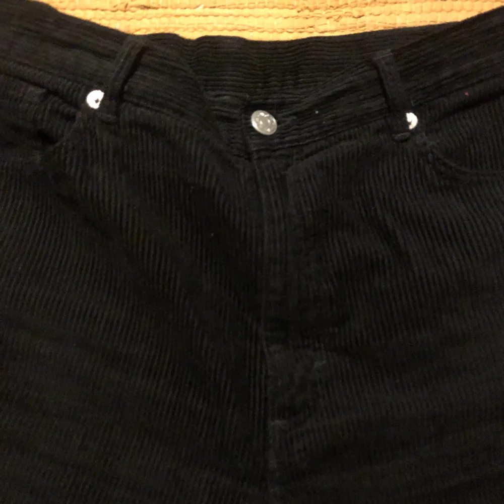Svarta Manchester byxor storlek 40, utsvängda . Jeans & Byxor.