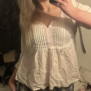 Soul river topp - Intressekoll för denna jätte snygg tunna tröjan från Soul River i en ljusrosa färg med trekvartsärm. Jätte snygg till sommaren eller till en fest/middag❤️‍🔥☀️