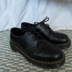 Dr. Martens - bra skick! - Ett par Dr. Martens jag köpte begagnat för något år sedan men som tyvärr är för stora för mig. Har använts utomhus 3 gånger totalt. De är i strl 41, men sitter mer som strl 42. Glöm inte att läsa min bio innan du köper! 🖤
